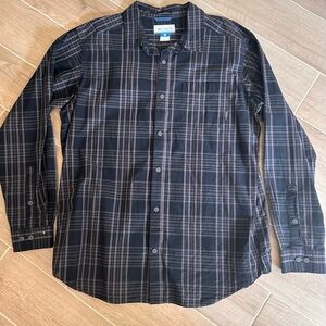 Columbia Men’s XL button down plaid shirt. Black and beige.